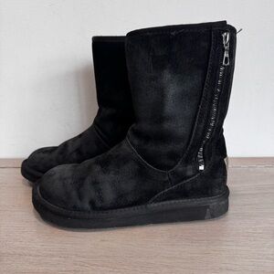 UGG Australia Mayfaire 5116‎ Sherpa Side Zipper Boots Size 6 in Black Suede